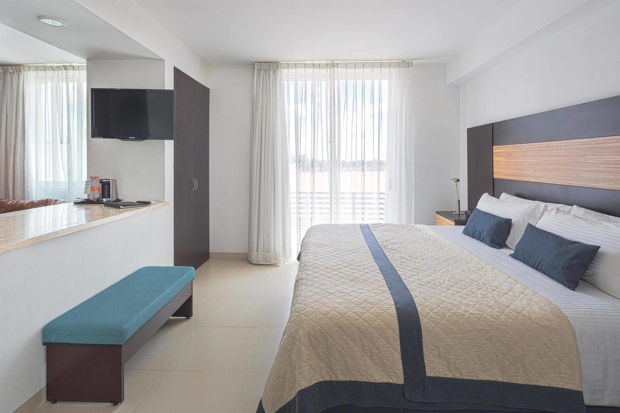 Wyndham Garden Silao Bajio Aeropuerto Hotel Exterior photo